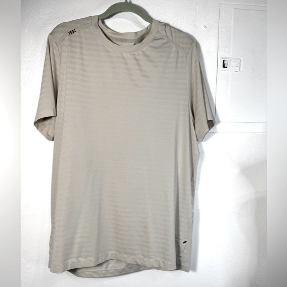 XXL Rhone Swift Tee 2.0
Featherweight layer for optimal training. - Picture 3 of 10